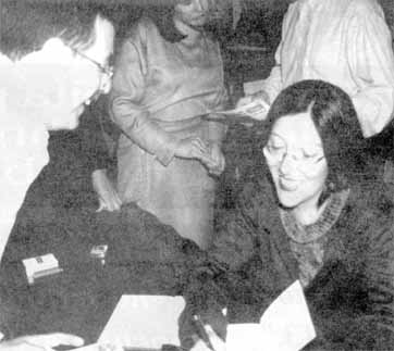 Cristina Oka autografando seu livro