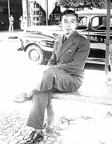 Jovem Mikio era um motorista muito alinhado: ia uniformizado at o destino e chegando l se arrumava como um gal. 12/6/54