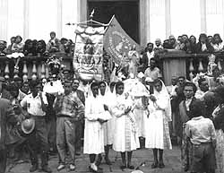 Nos primrdios da romaria, dna Ana Macieira, dna Geni Timteo (cozinheira dos padres) e mais 2 senhoras cuidavam do andor. Depois que dna Ana Macieira faleceu, Dulce assumiu o posto de organizao dos andores. Na foto Hilda Gomes, Ana Macieira, Maria Conceio GomesNega do Diogo, Filha do Dito Pires Rosalina, Dulce Pire. Chegada a Pirapora.