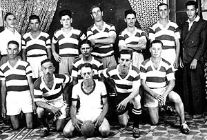 Lembrana de Pirapora em 08/04/1950. Time do bairro do Sorocamirim (Bairro Cristiano Pedroso ao lado da Igreja). No alto ?, ?, Batista Pedroso, ?, Gabriel Dias, ?, Nestor Pedroso. Em baixo, Jos Barbosa, Mikio Tashiro, Goleiro Durvalino, o craque joo sivuca, ?  Perderam de 1x0 :-(
